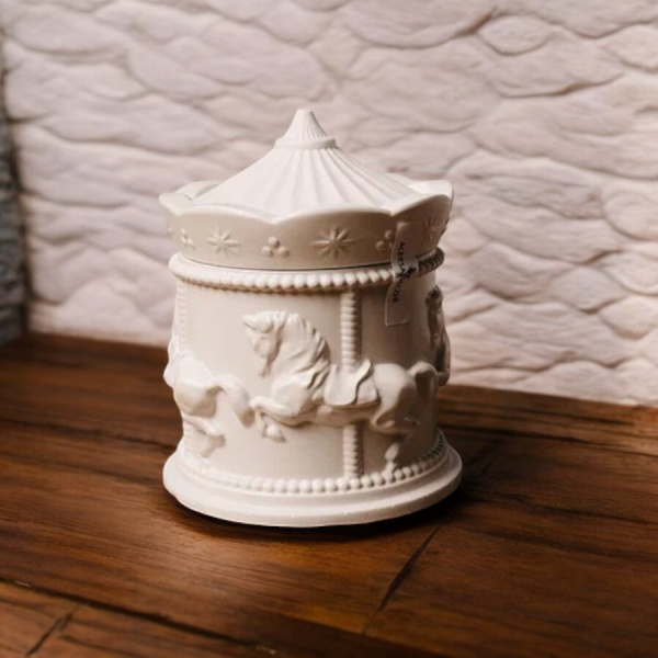 Аромасвеча в шкатулке из гипса с крышкой 110 мл., барельеф Классическая Карусель / Ассортимент ароматов